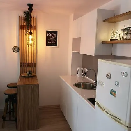 New Modern Roof Top Studio In The Centre Of ! *